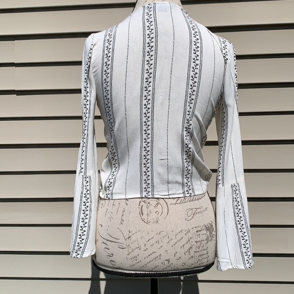 Amercan EAGLE OUTFITTERS Tie Front Top - Picture 9 of 14